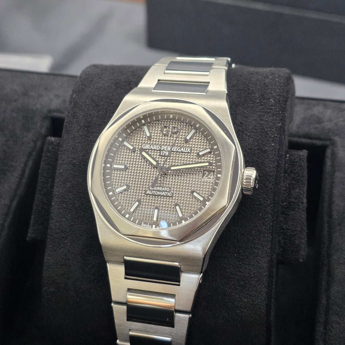 Girard Perregaux Laureato 42mm Used watch Ref.81010-11-231-11A