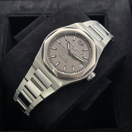 Girard Perregaux Laureato 42mm Used watch Ref.81010-11-231-11A